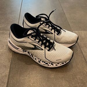 Brooks GTS 2021 adrenaline snow leopard